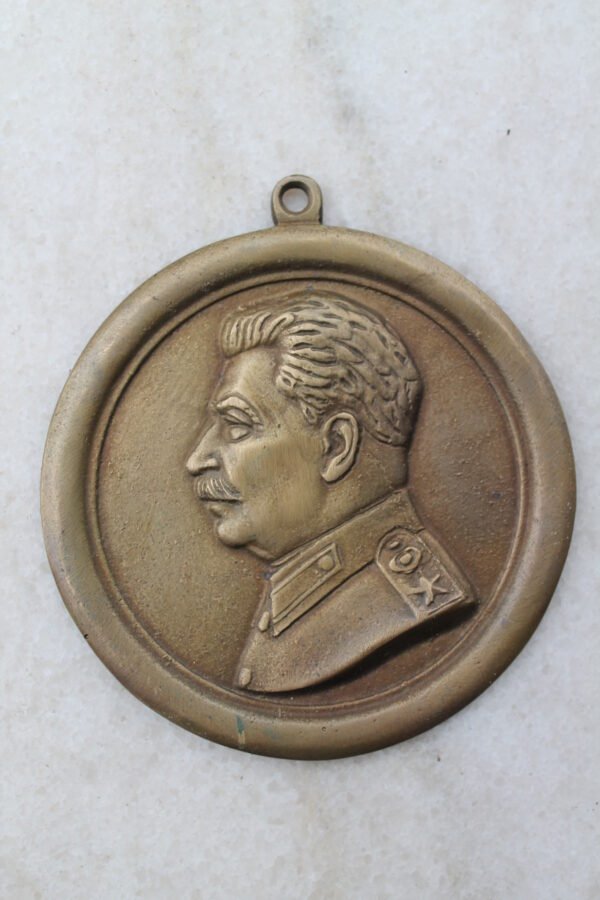 Plaketė Stalino bronzinė, žalvarinė. Kaina 58