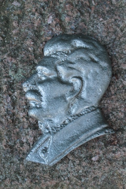 Bareljefas Stalino metalinis. Kaina 36 Eur.