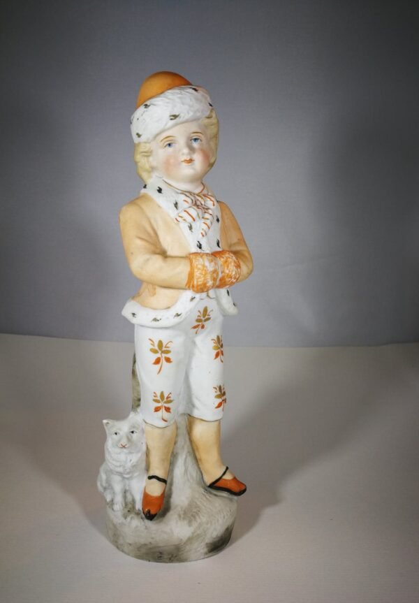 Statulėlė antikvarinė Berniukas. Biskvitas. Kaina 32