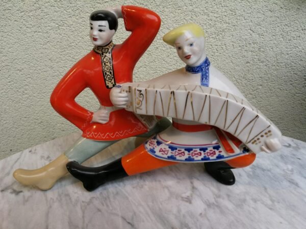 Statulėlė porcelianinė Šokanti pora. Kaina 62