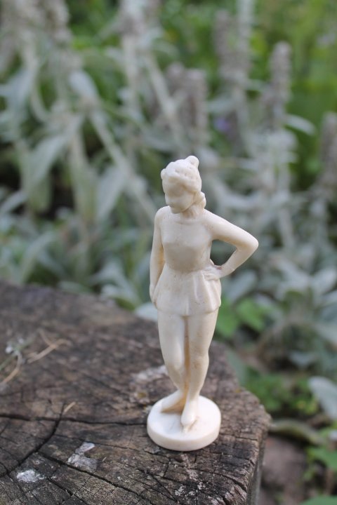 Ciuozejos statulele. Kaina 16 Eur.