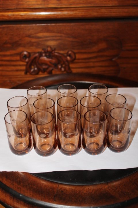 Stikliukai, tautrelės raižyto stiklo. 13 vnt. Kaina po 3