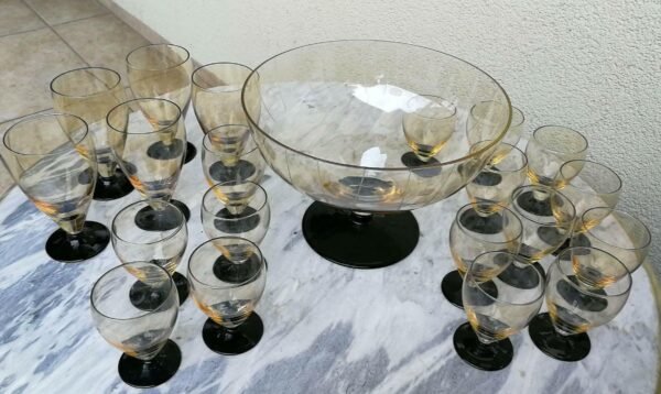 Vintažiniai: sausaininė, saldaininė, taurės, taurelės, stikliukai. PARDUOTA 6 taurelės. Kainos: sausaininė 16 eur, taurės po 5 eur, taurelės po 4 eur.