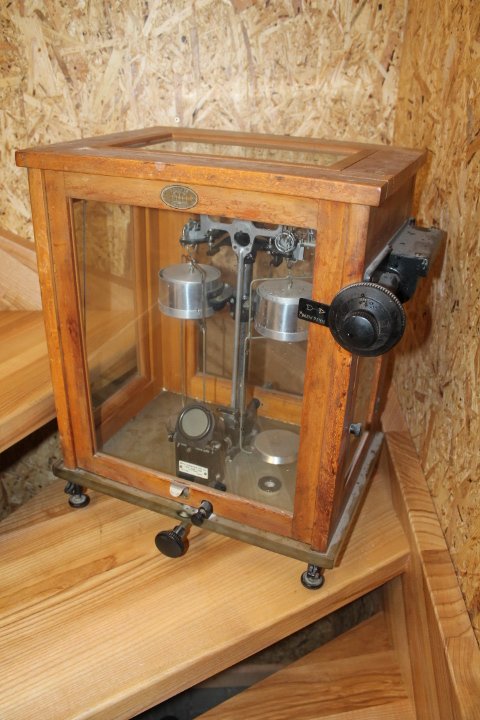 Svarstyklės analitinės, tauriesiems metalams, brangakmeniams sverti, farmacinės, medicininės, 1958 m. Veikiančios. Kaina 102 Eur.