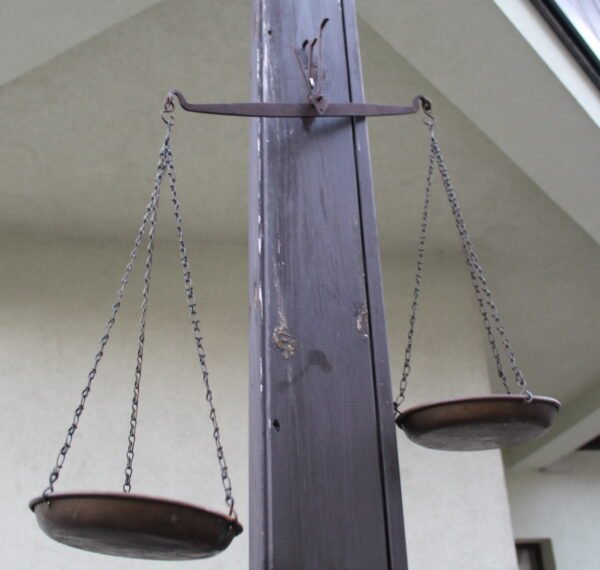 Svarstyklės pakabinamos antikvarinės kaltinės, lėkštinės. Kaina 63