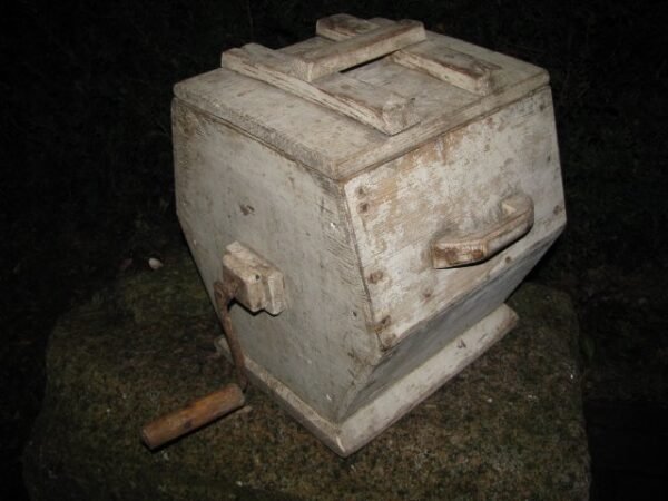 Sviestamušė sukama rankena, antikvarinė. Kaina 33