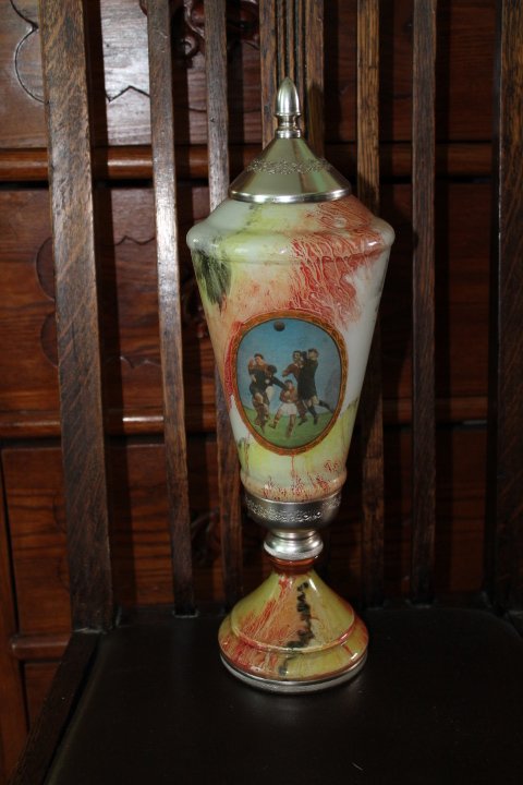 Tarybinė stiklinė futbolo taurė. Kaina 27 Eur.