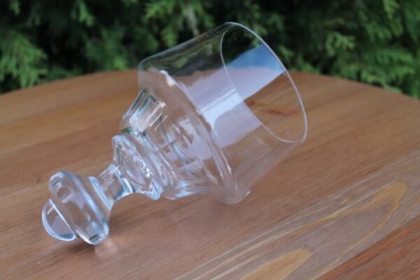 Antikvarine taure be kojeles. Kaina 26 Eur.