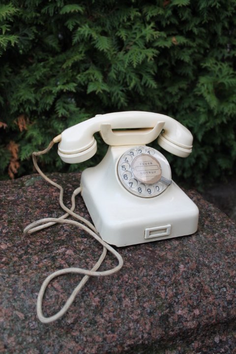 Telefonas baltos spalvos, vantikvarinis, vokiškas. Kaina 96
