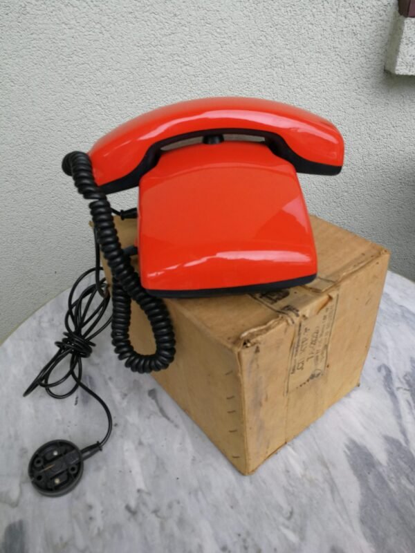 Telefonas raudonos spalvos, vintažinis, nenaudotas, pakuotėje. 1980 m. 2 vnt. Kaina po 23