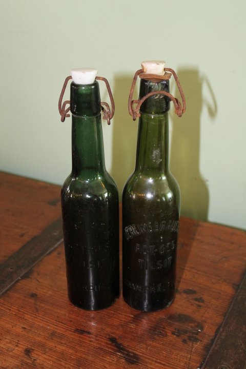 Buteliai su reljefu “R. Kissner, Tilsit Schutzmarke”  tarpukario laikų. Tilžės (Tilsit, dab. Sovetskas). 3 vnt. Kaina po 13