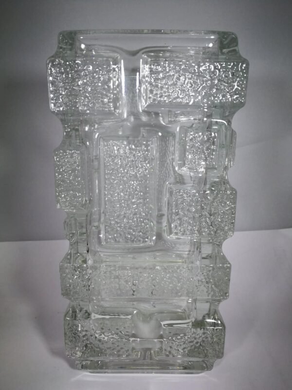 Vaza vintažinė, stiklinė. Kaina 32