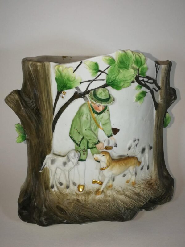 Vaza antikvarinė Medžiotojas ir šunys. Biskvitas. Vokietija. Kaina 63