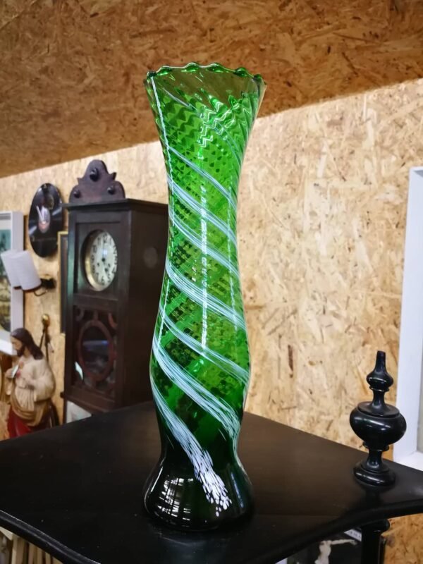 Zalio stiklo vazele. Kaina 8