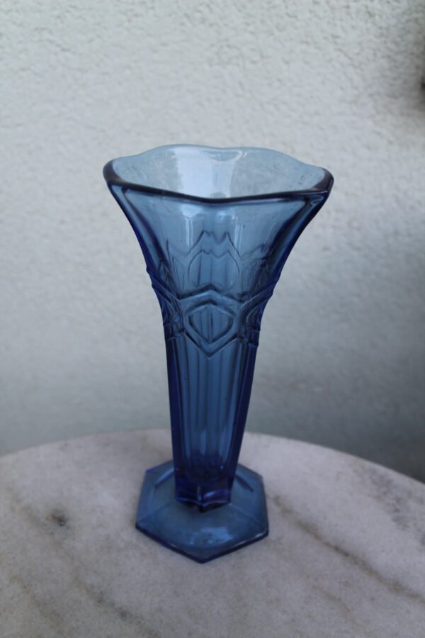Vazelė mėlyno stiklo. Kaina 23