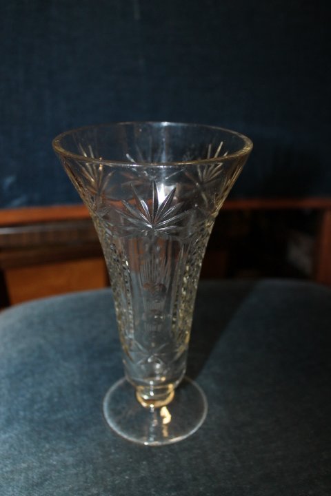 Stikline vazele. Kaina 11 Eur.