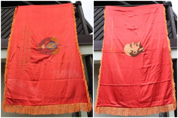 Vėliava tarybinė, sovietinių laikų, ypač didelė 220 X 150 cm. Kaina 117 Eur.