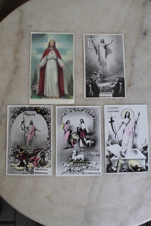 Velykines sveikinimo atvirutes. Kaina po 2 Eur.