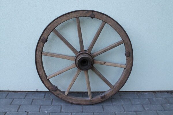 Vežimo ratas antikvarinis. Skersmuo 75 cm. Kaina 43