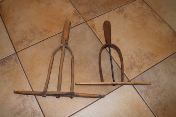 Siūlams, virvėms vyti antikvariniai. Kaina po 13