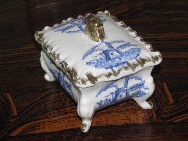 Porcelianine dezute. Kaina 18 Eur.