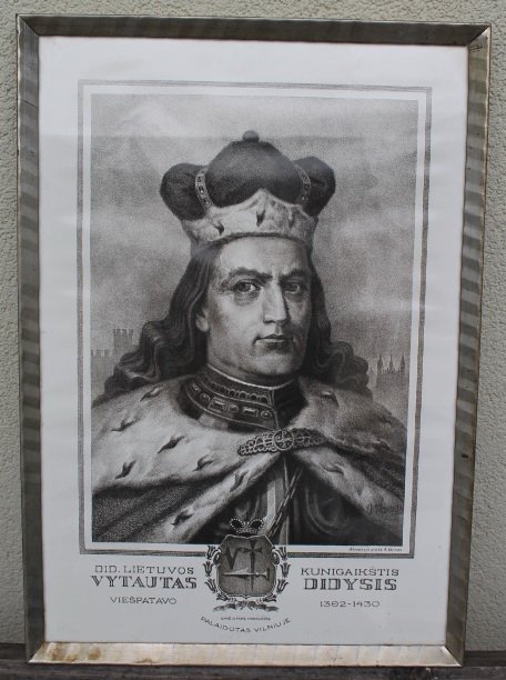 Spaudinys - LDK kunigaikščio Vytauto portretas. Akmenyje piešė A. Varnas. Išleistas Vytauto Didžiojo sukaktuvių proga. Kaina 28