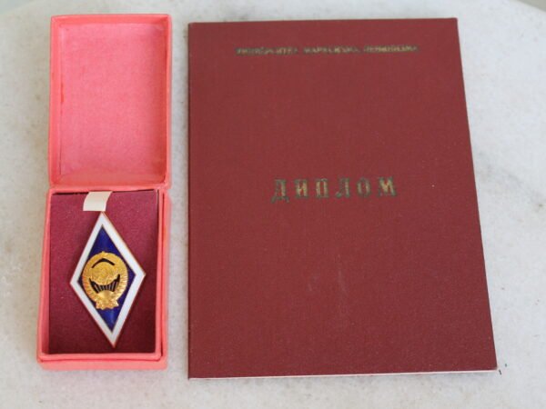 Ženklelis (rombas) su diplomu sovietinis, tarybinių laikų. Komplektas. 1973 m. Kaina 28