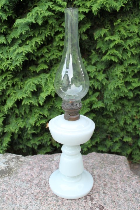Žibalinė lempa antikvarinė, pieno stiklo. Veikianti. Kaina 68