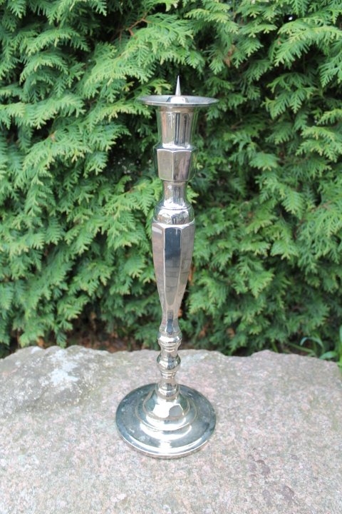 Didele metaline zvakide. Kaina 28 Eur.