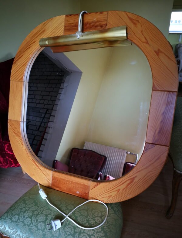 Veidrodis su apšvietimu bei medžio masyvo rėmu. Kaina 28