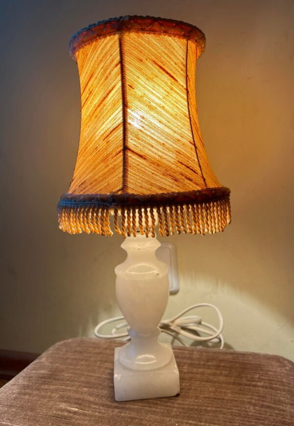 Šviestuvas stalinis, naktinė lempa akmeniniu pagrindu. Kaina 33