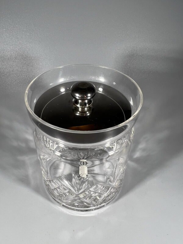 Indas krištolinis, saldaininė su metaliniu dangčiu, vintažinis. Kaina 32