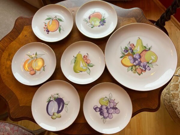 Lėkštės porcelianinės su stilizuotais vaisiais. 7 vnt. Kaina 43 už visas.