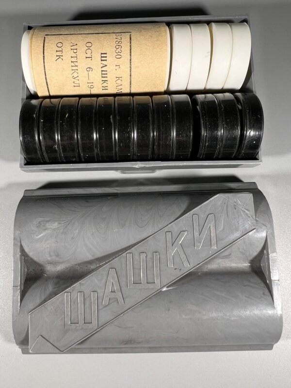 Šaškės dėžutėje, su dokumentais, sovietinės, tarybinių laikų. NENAUDOTA. Kaina 23