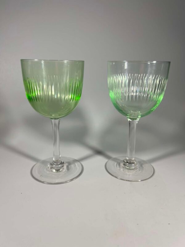 Taurelė, taurė urano stiklo, ant kojelės, vintažinė, prancūziška. Talpa 80 ml. 2 vnt. Kaina po 26