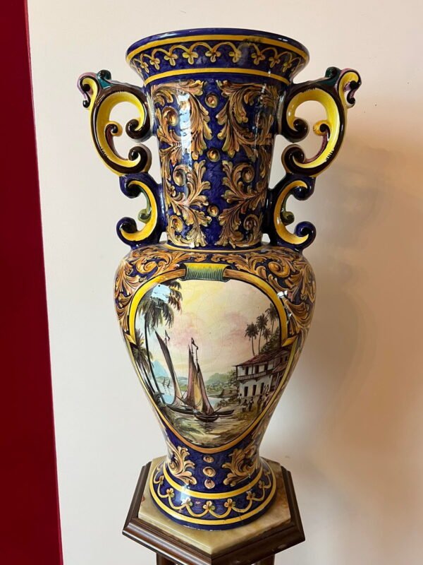 Vaza didelė, antikvarinė. Aukštis 63 cm. Kaina 187