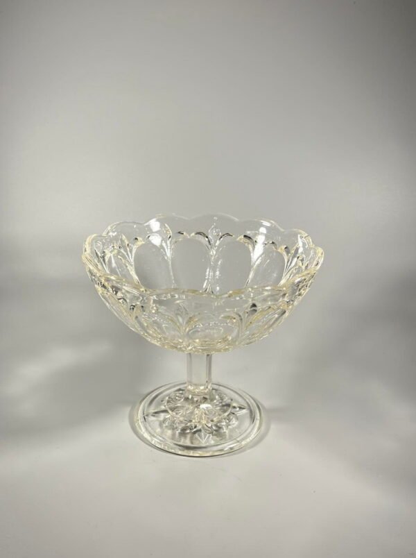 Saldaininė, stiklinis indas ant kojelės. Kaina 26