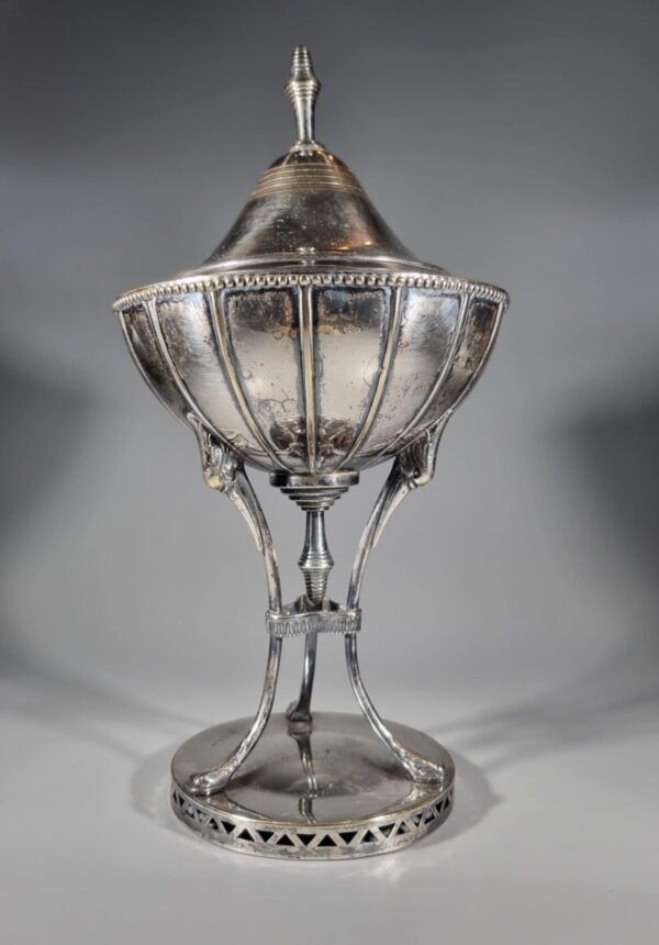 Cukrinė ant kojelės, sidabruota, antikvarinė. Kaina 53