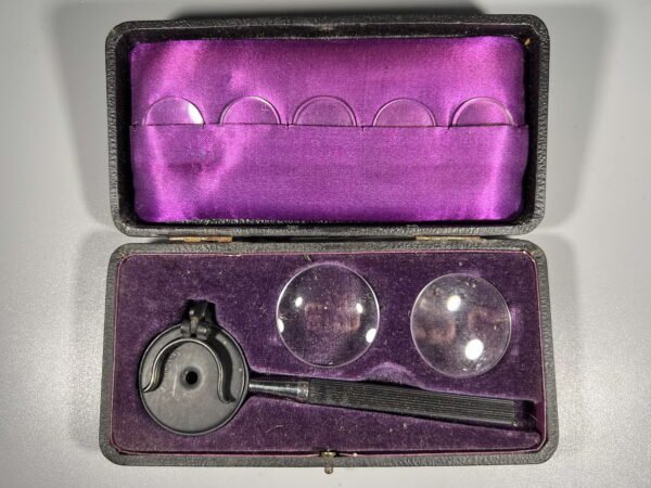 Rinkinys oftalmologinis skirtas akių tyrimams Dr. Liebreich's Augenspiegel, antikvarinis, vokiškas. XIX a. pb.-XX a. pr. Kaina 76