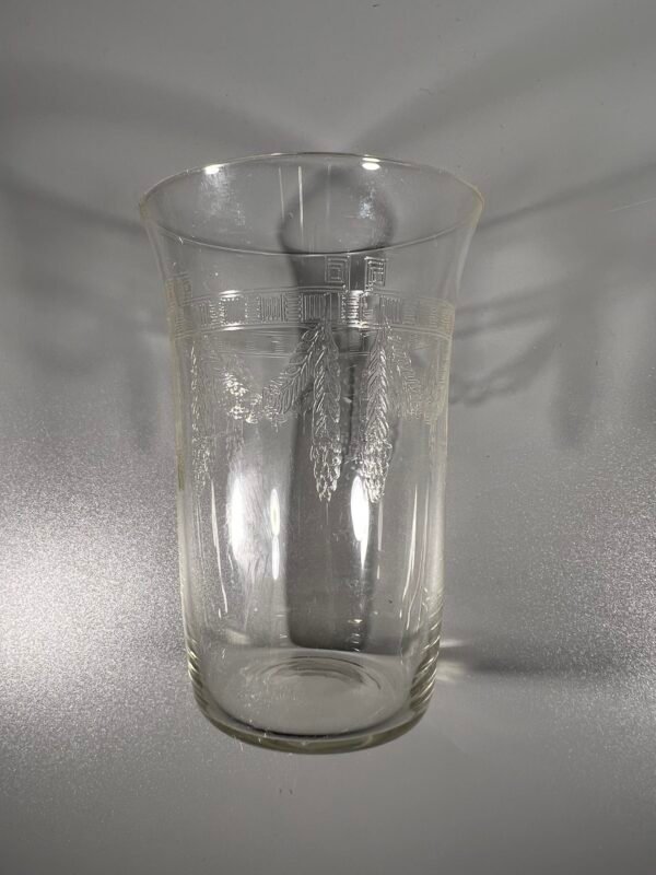 Stiklinė antikvarinė, raižyto, plono stiklo, Viktorijos laikų (1837-1901) stiliaus. Talpa 150 ml.  Kaina 16