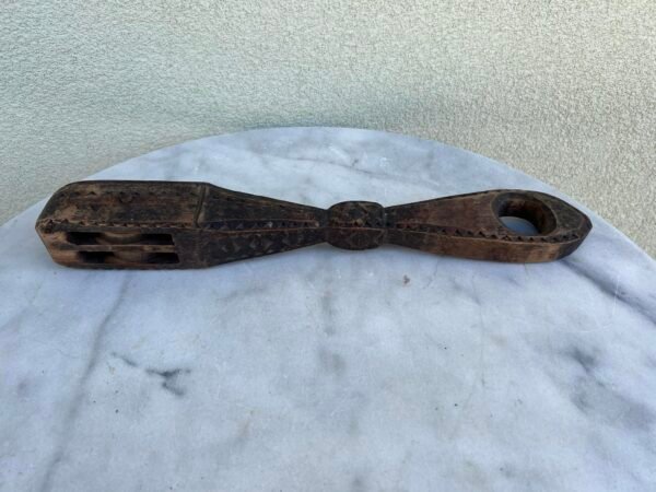 Drožinys, skriemulys medinis, drožinėtas, antikvarinis. Ilgis 44 cm. Kaina 36