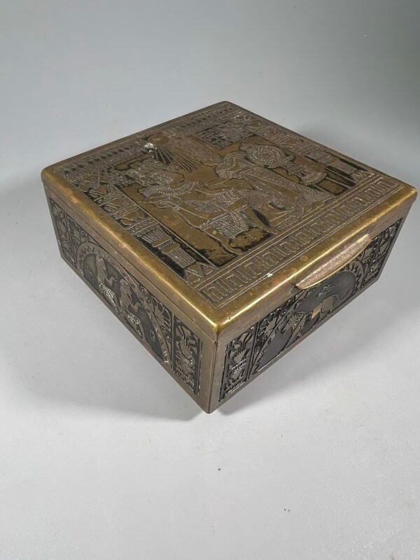 Dėžutė cigaretėms, prieskoniams antikvarinė, tarpukario laikų Egipto motyvais. Kaina 53