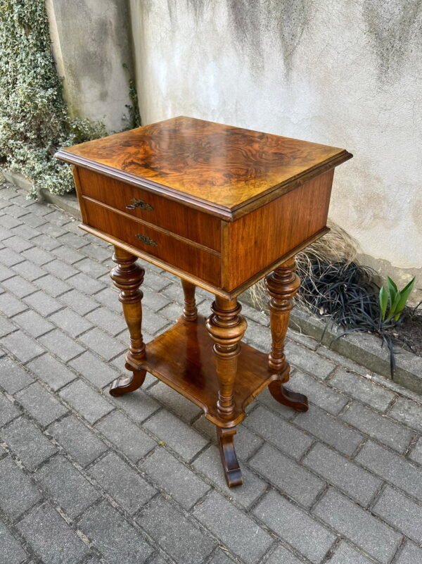 Staliukas siuvinėjimo, antikvarinis, restauruotas. Kaina 213