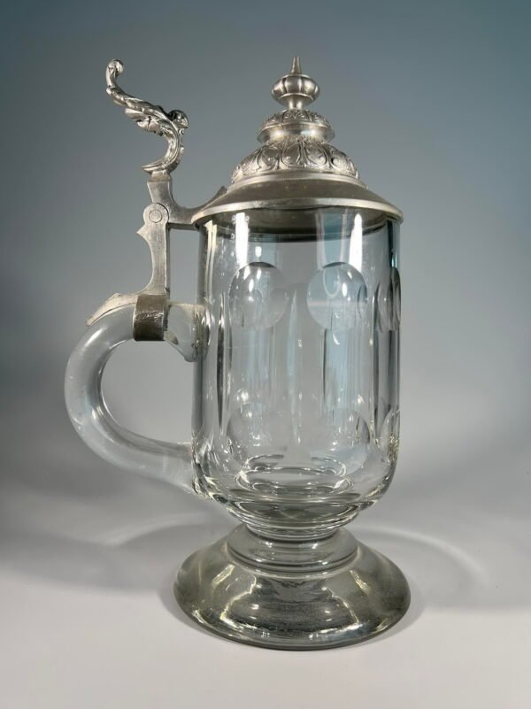 Bokalas su kojele ir alaviniu dangteliu antikvarinis, alaviniu dangčiu. Spaudas: J. Kannegieser Zeitz. XX a.pr. Išgraviruota talpa L 1/2. Kaina 87