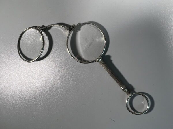 Lornetas antikvarinis. Kaina 78