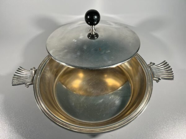 Puodas žemas, antikvarinis, tnkamas naudojimui. Kaina 28