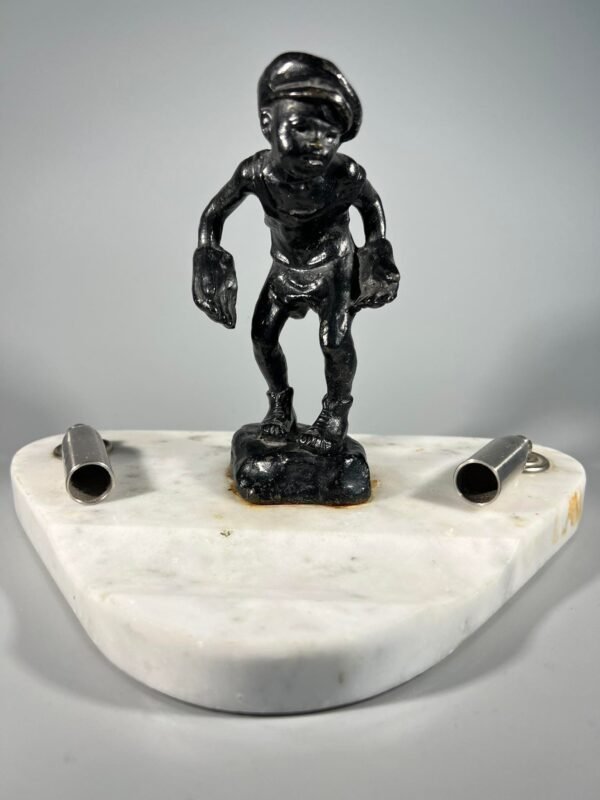 Statulėlė, rašalinė Futbolininkas, Futbolistas sovietinė, tarybinių laikų. Statulėlė ketaus (špižinė). Pagrindas marmurinis. Svoris 2 kg.  Kaina 73