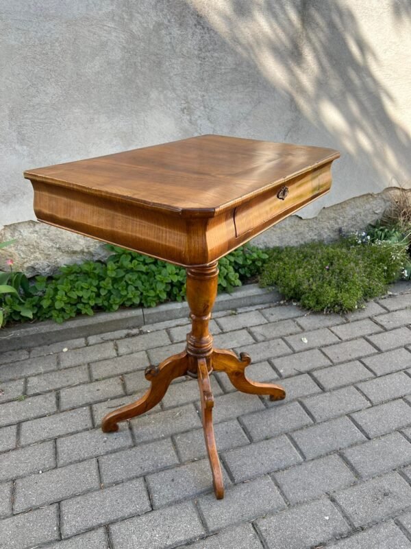 Staliukas su stalčiumi, medžio masyvo, antikvarinis, stabilus stovelis. Kaina 127