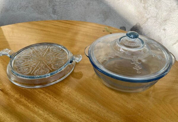 Indas stiklinis su dangčiu ir padėklu antikvarinis. Kaina 53