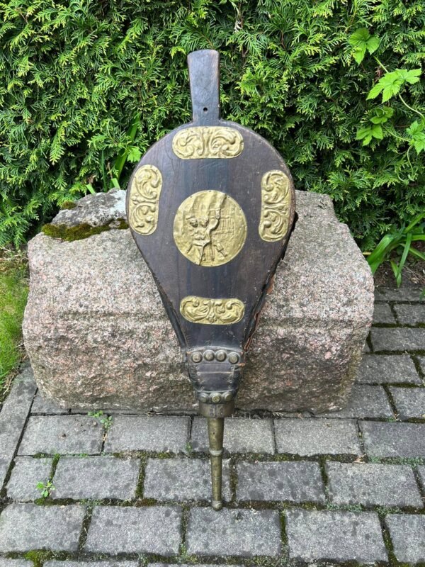 Dumplės antikvarinės, didelės, originalios, įplyšę. Kaina 68